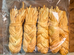 Продукт сырный ПАУТИНКА Oktobersnack ТАЙСКИЙ ПЕРЕЦ (1 кг): Сырный продукт ФЕРМЕРСКИЙ коса копченая