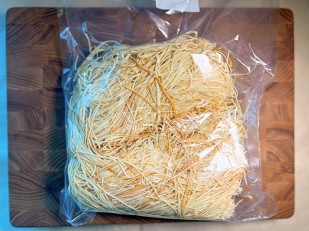 Фрайчизы со вкусом чеснок (100 гр.): Сырный продукт ФЕРМЕРСКИЙ паутинка копченый